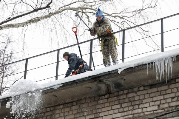 Юрий Шалабаев поручил усилить уборку крыш от снега и наледи