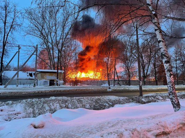 Производственный ангар загорелся в Автозаводском районе