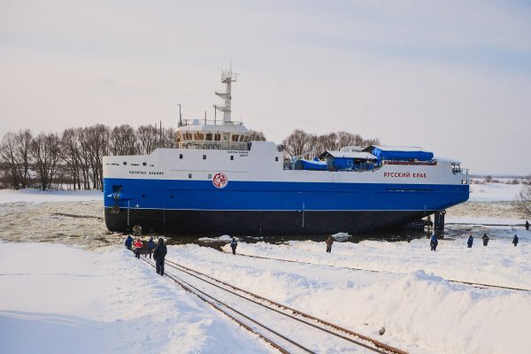 Краболов-процессор «Капитан Дудник» спустили на воду в Навашине