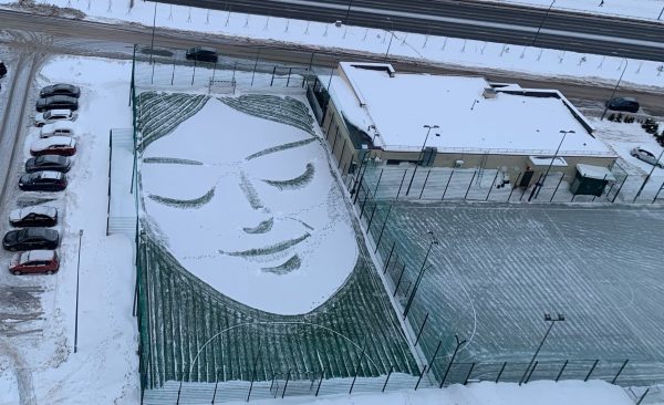 Нижегородский дворник Максим Печенкин изобразил на снежном поле Спящую красавицу