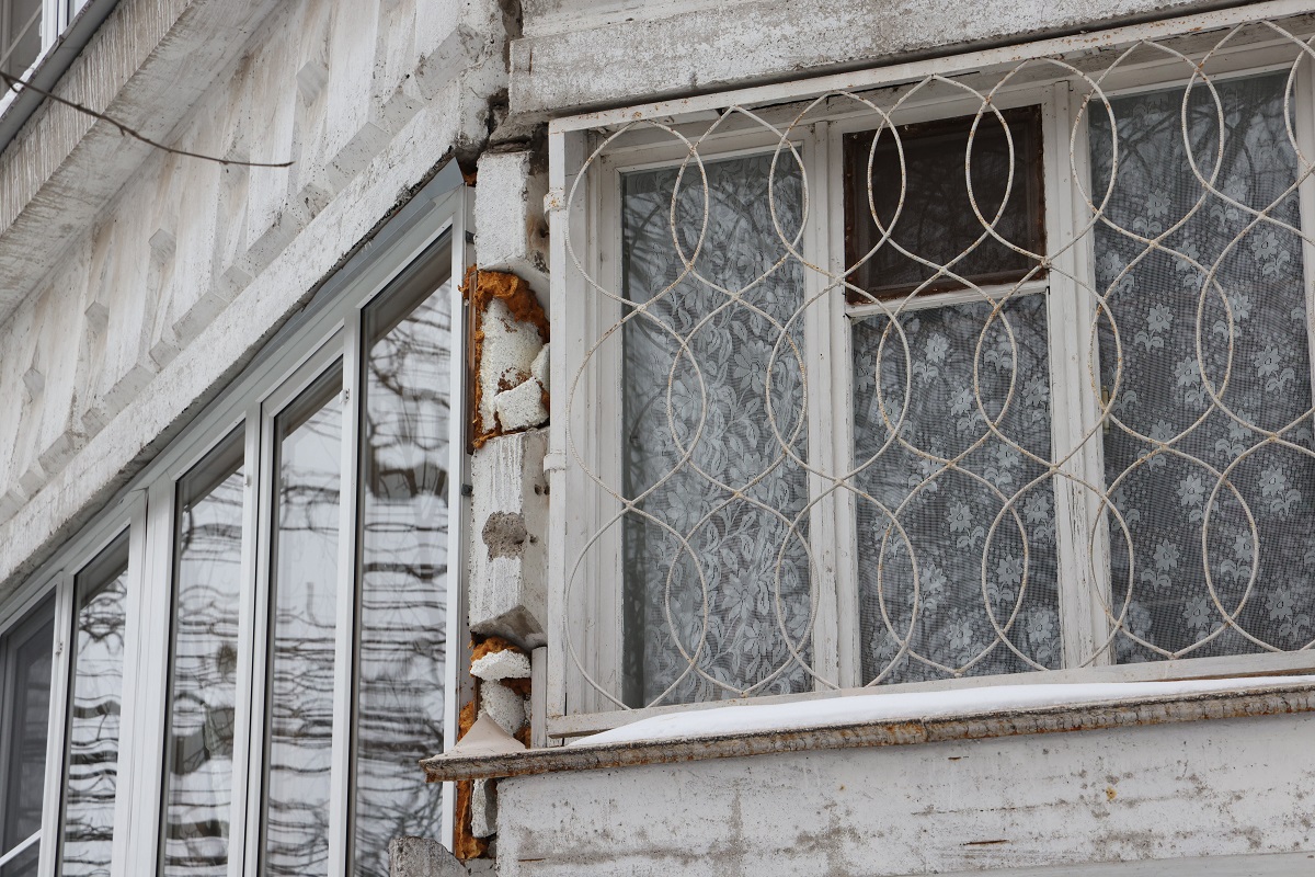 Жильцы нижегородской многоэтажки заметили трещины на фасаде