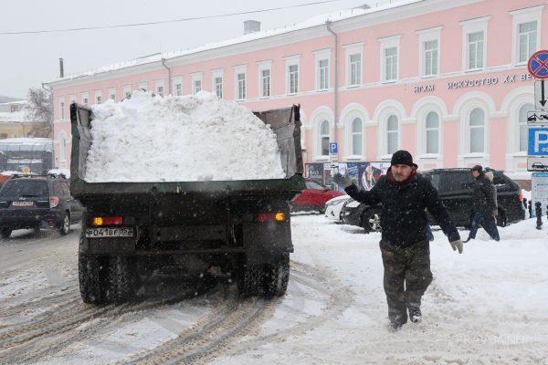 Все выходные в Нижнем Новгороде будут устранять последствия снегопада