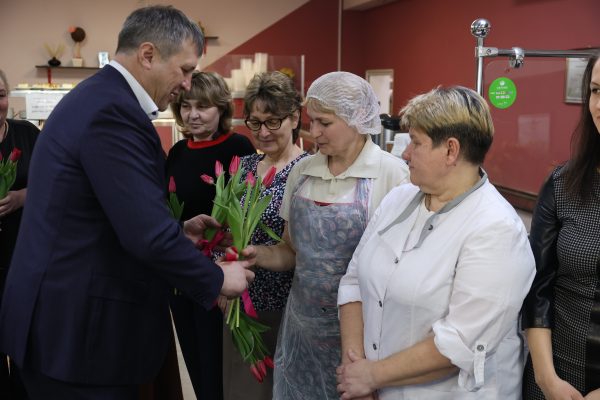 Иван Носков поздравил с праздником сотрудниц Комбината питания