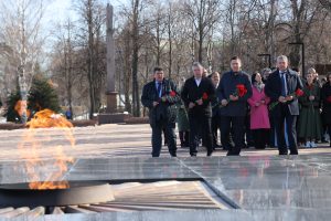 Организаторы и гости премии «СВОИМ» возложили цветы к Вечному огню