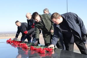 Организаторы и гости премии «СВОИМ» возложили цветы к Вечному огню в Нижегородском кремле
