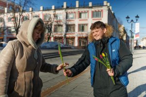 Улыбки, цветы, подарки: нижегородки получают поздравления с 8 марта