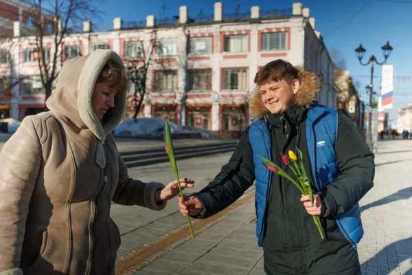 Улыбки, цветы, подарки: нижегородки получают поздравления с 8 марта