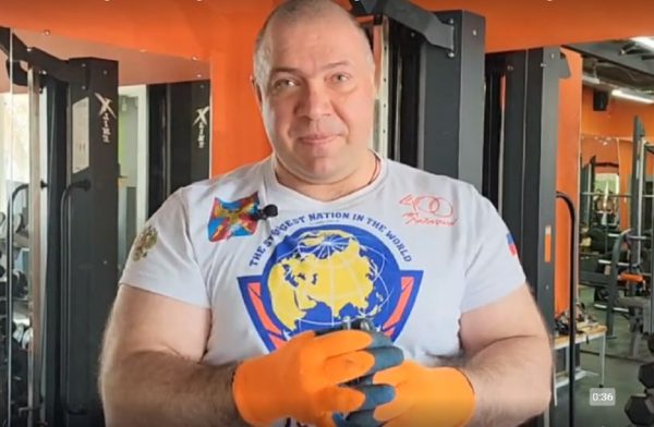 «Русский Халк» Сергей Агаджанян проголосовал на выборах прямо в спортзале