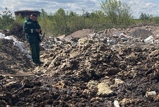 Неизвестные продолжают сбрасывать отходы на старую свалку в Дзержинске