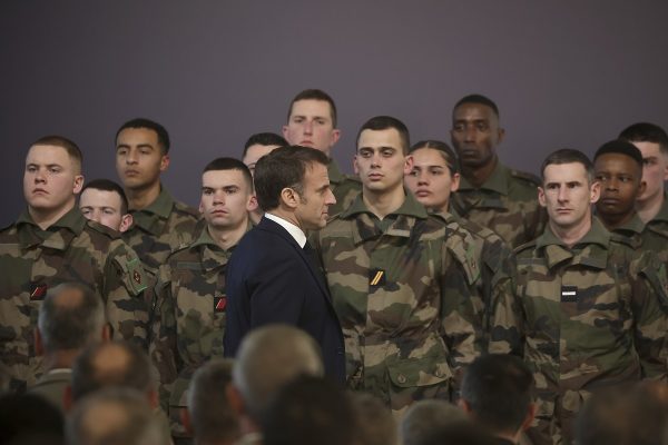 Мир или война? Зачем президент Франции грозит ввести свою армию на Украину