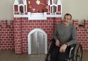 Макет Спасской башни построил постоялец пансионата для пожилых в Заволжье