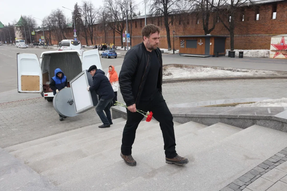 В Нижнем Новгороде у памятника Чкалову открылся стихийный мемориал,  посвященный памяти жертв теракта в Подмосковье 23 марта 2024 года |  Нижегородская правда