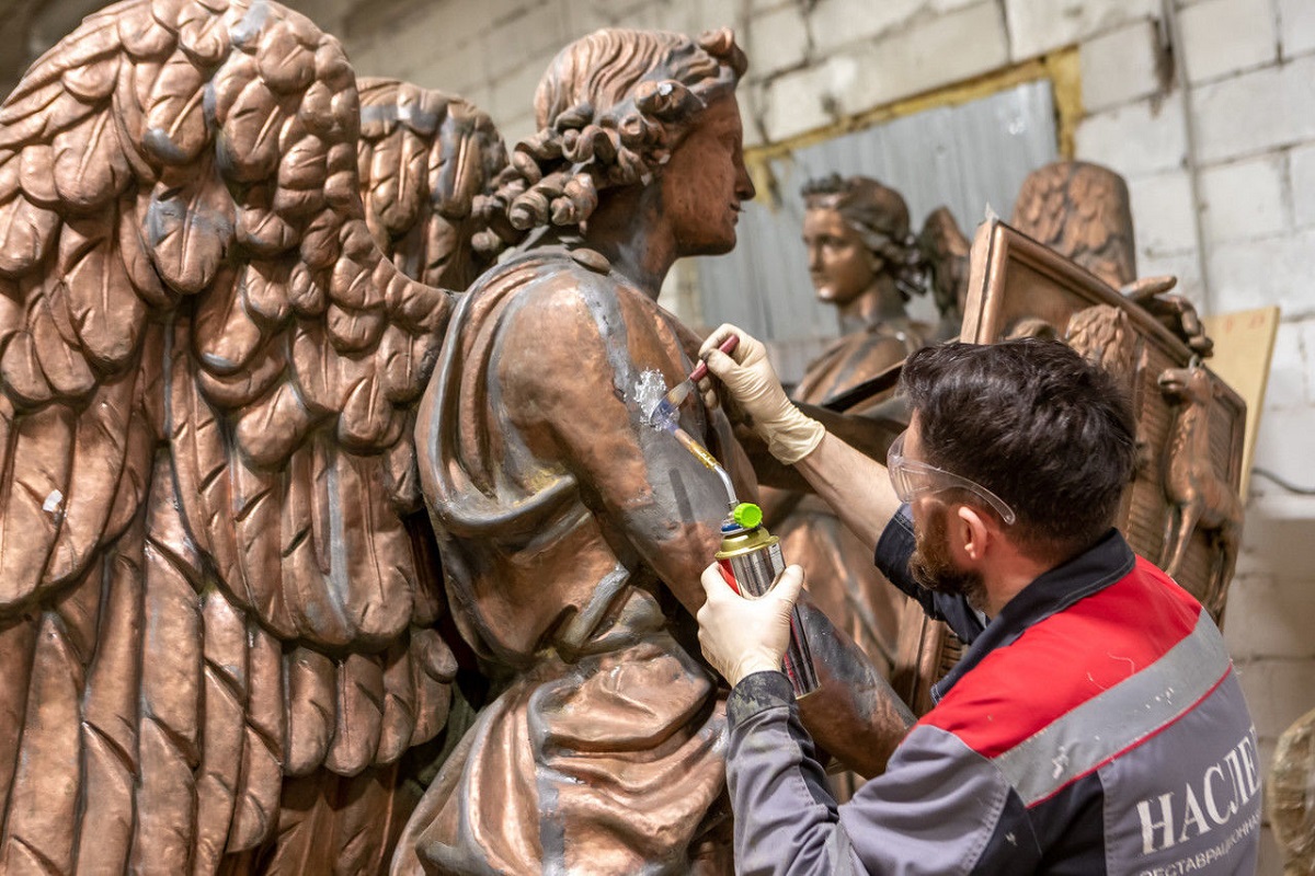 Реставрация скульптур с Московских триумфальных ворот завершается в Петербурге