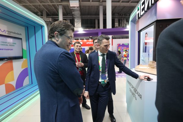 Глеб Никитин презентовал стенд ИТ-кампуса «НЕЙМАРК» на Всемирном фестивале молодежи в&nbsp;Сочи