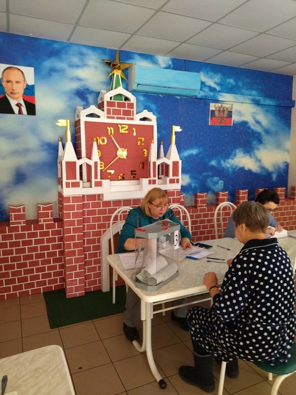 Макет кремлевской башни создал особую атмосферу на избирательном участке