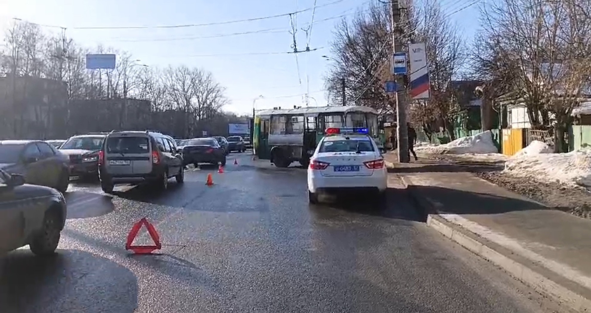 Маршрутка №31 влетела в столб на улице Ванеева в Нижнем Новгороде 20 марта  2024 года | Нижегородская правда