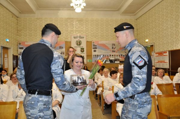 Судебные приставы поздравили военных медиков с 8 марта в Нижнем Новгороде