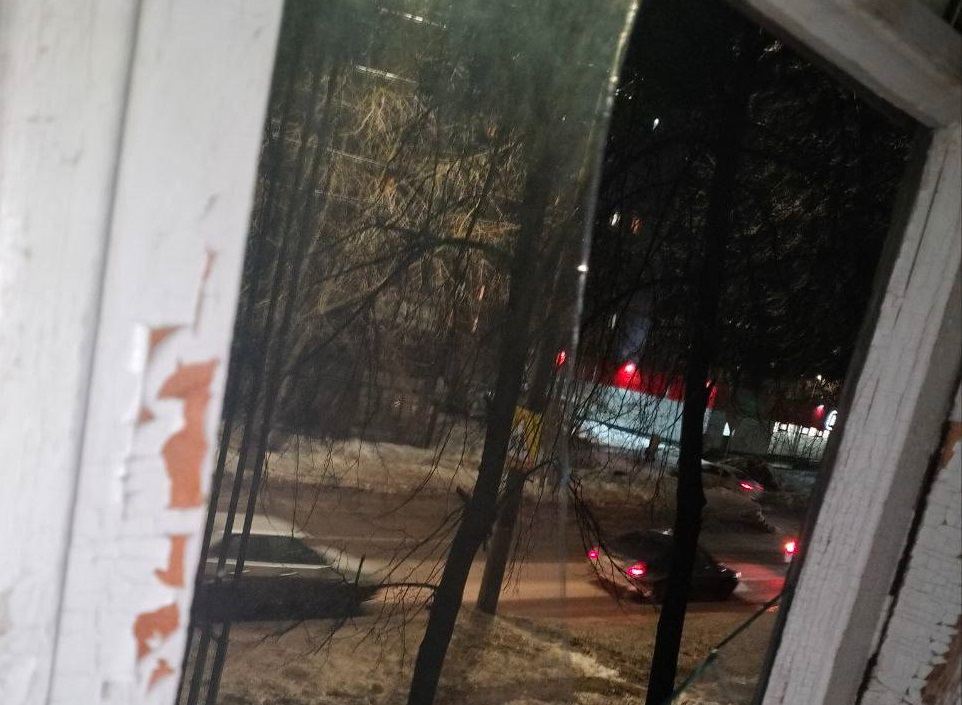 Коммунальщики разбили окна во время чистки кровли дома в Московском районе