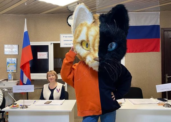 «Котиков все любят»: нижегородка проголосовала на выборах президента России в костюме кота
