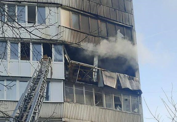 Восемь человек пострадали при пожаре в девятиэтажке на улице Фучика