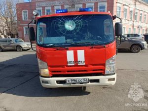 Нижегородца, бросившего кирпич в стекло пожарной машины, поместили в больницу