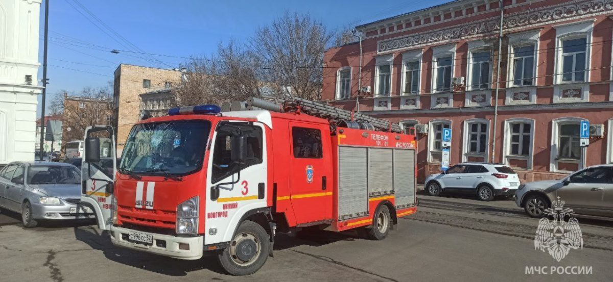 Неизвестный бросил кирпич в лобовое стекло пожарной машины в Нижнем Новгороде