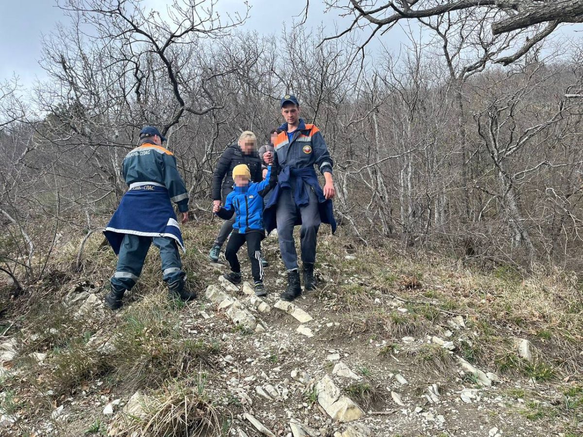 Спасатели сняли нижегородцев с детьми с опасной скалы в Геленджике