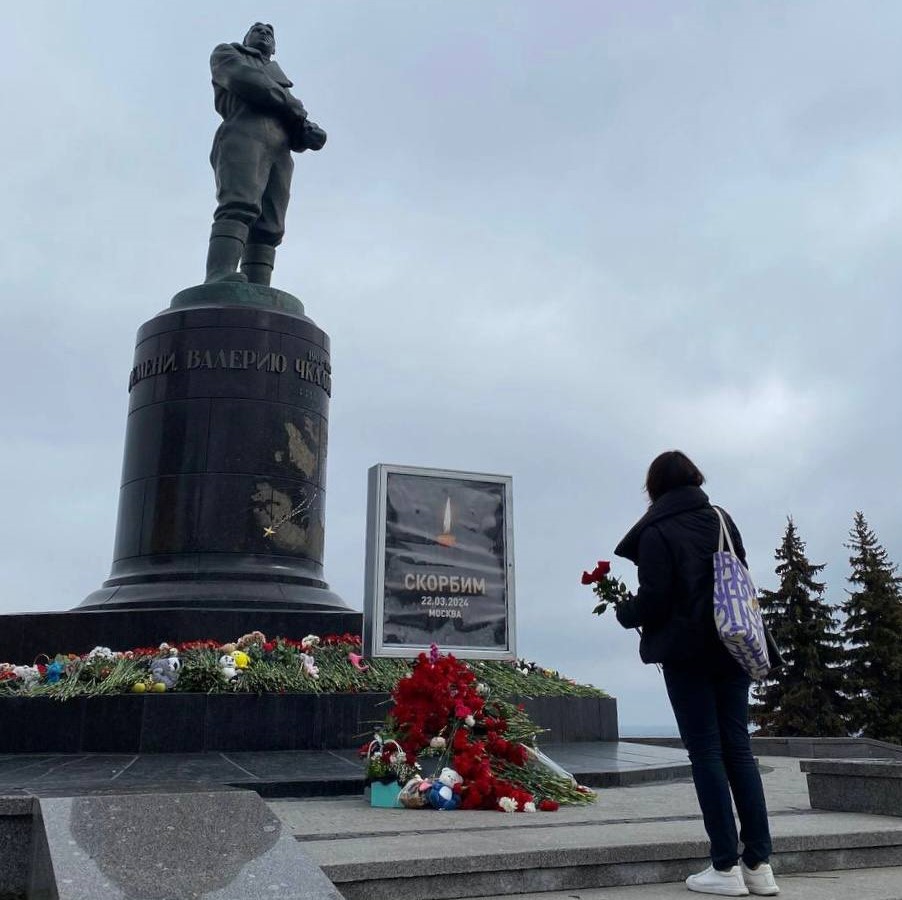 Замглавы Минобра РФ Ольга Петрова принесла цветы к мемориалу в Нижнем Новгороде