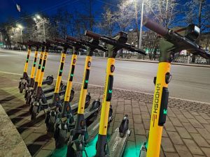 Стоянки самокатов оборудуют около стройплощадок новых станций метро