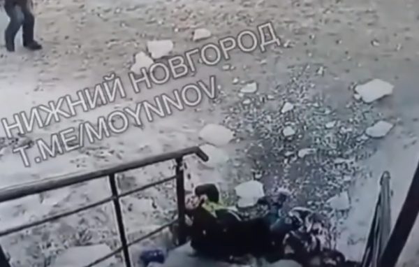 Опубликовано видео падения глыбы льда на двух мальчиков в Шахунье