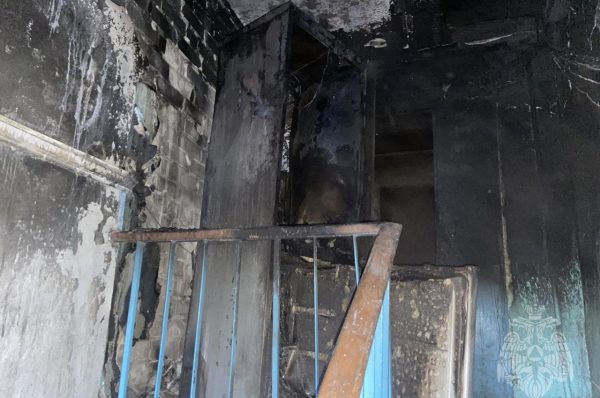 Спасатели эвакуировали 12 человек из-за пожара в жилом доме на Автозаводе