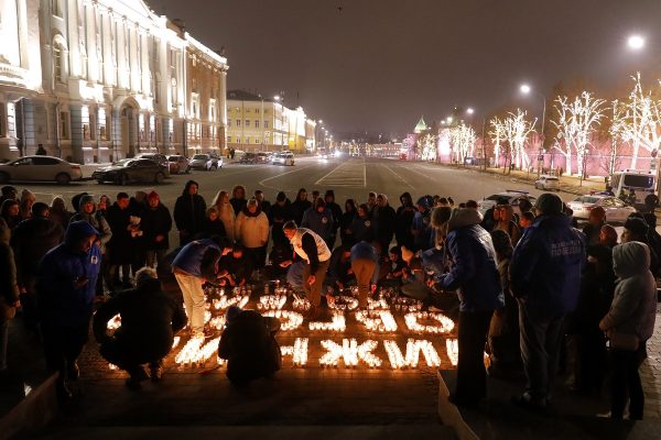 «Нижний скорбит» выложили из свечей в память о погибших в «Крокусе»