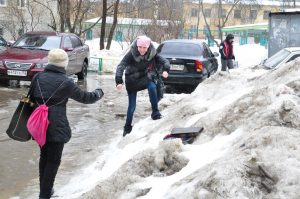Нижегородцы пожаловались на горы грязного снега во дворах