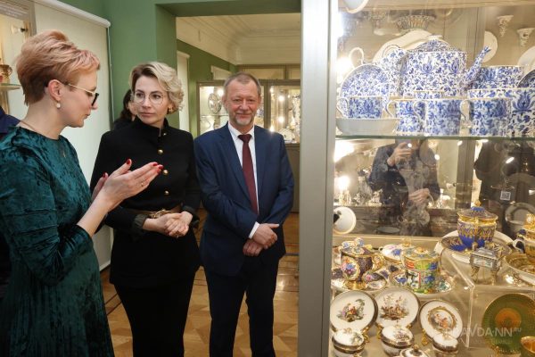 Выставка фарфора и стекла открылась на третьем этаже Усадьбы Рукавишниковых
