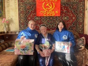 Волонтеры Победы поздравили с 95-летием ветерана ВОВ Римму Забродину