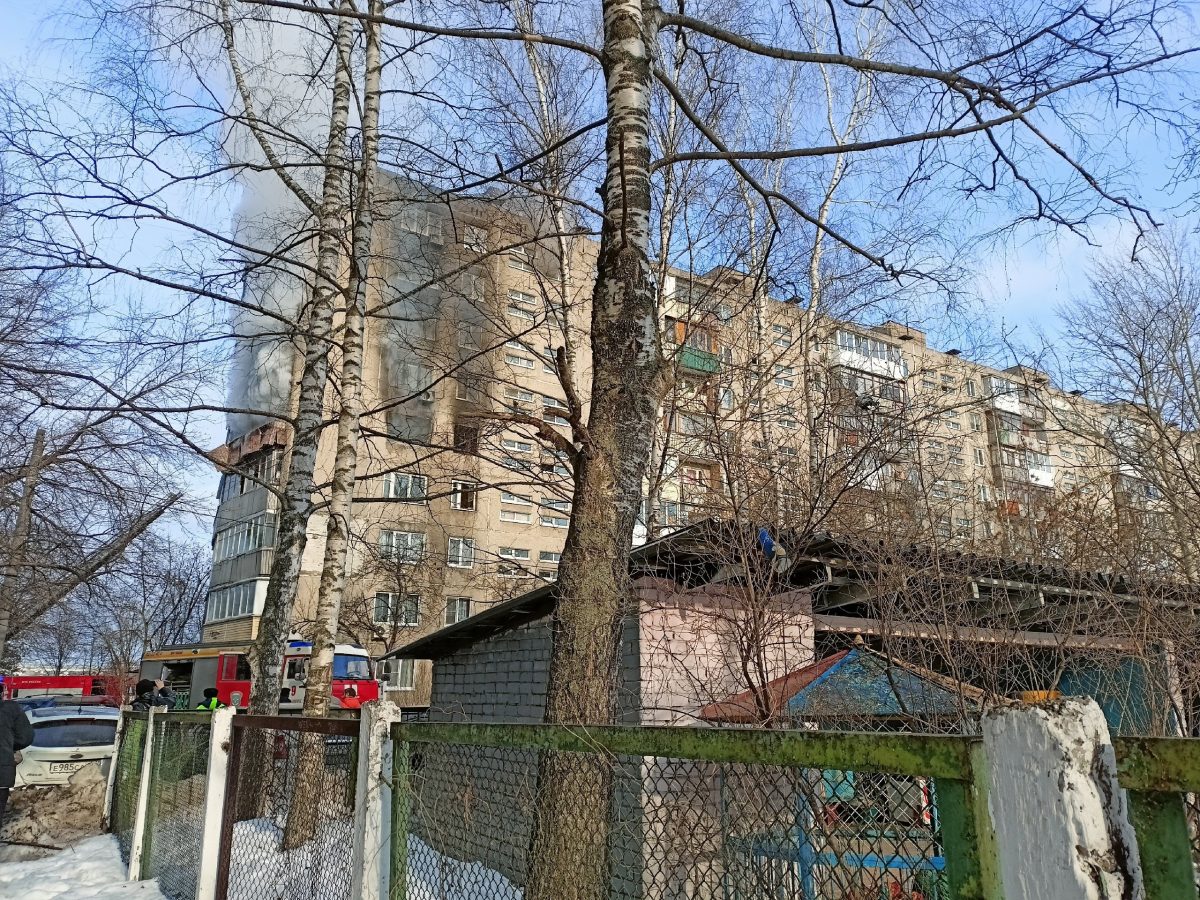 Квартира загорелась в девятиэтажке на улице Фучика