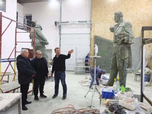 Скульптуры для стелы «Дзержинск – город трудовой доблести» готовы на 80%