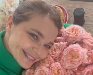 Ирина Пегова похвасталась цветами от любимого мужчины