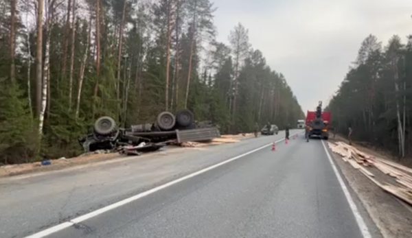 Водитель грузовика погиб на трассе в Уренском районе