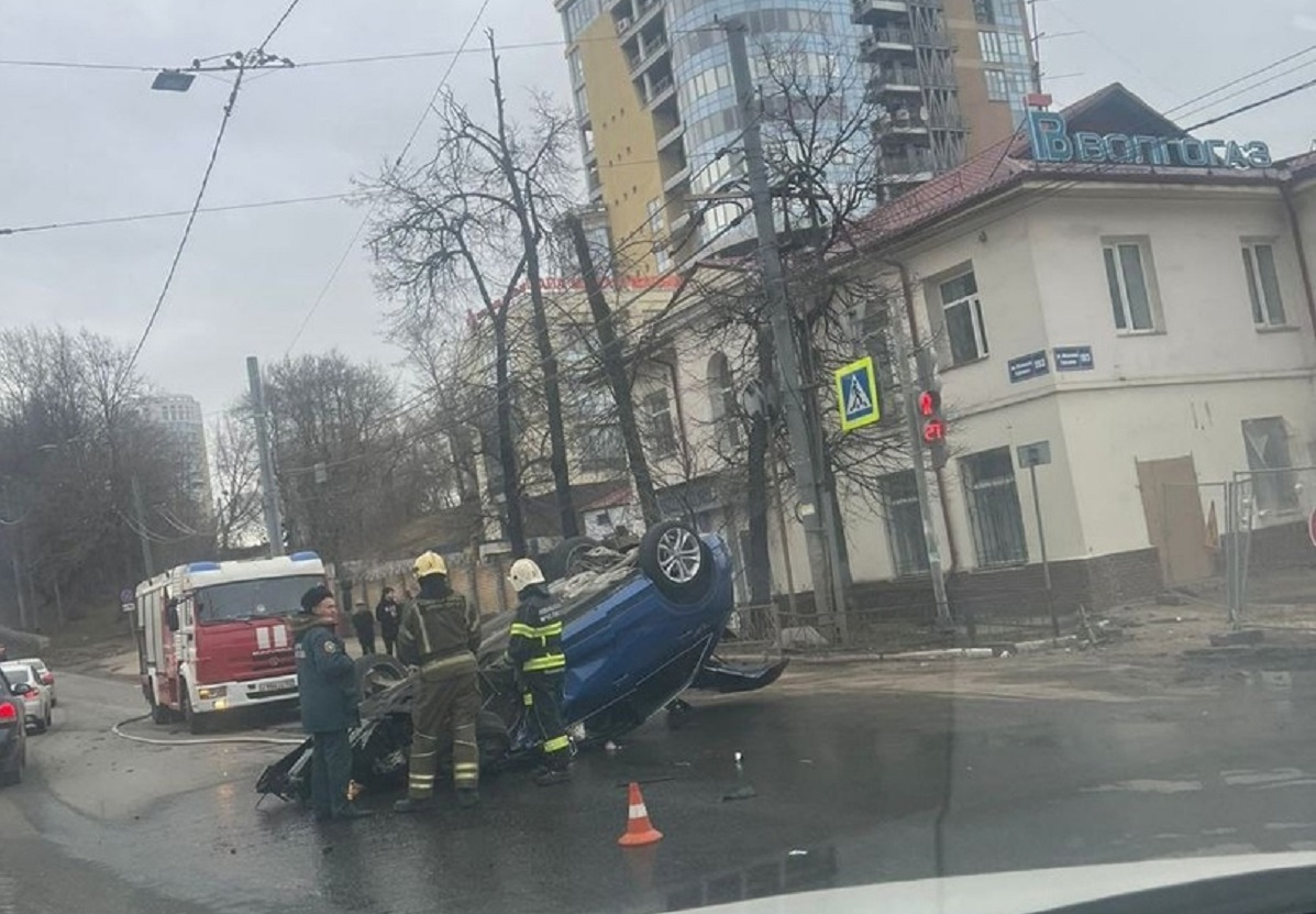 Автомобиль перевернулся после ДТП в центре Нижнего Новгорода