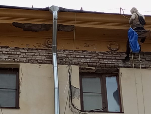 Фасад дома на Большой Покровской начали ремонтировать после проверки ГЖИ