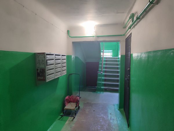 Два штрафа потребовалось дзержинской управляющей компании для ремонта подъездов в многоквартирном доме