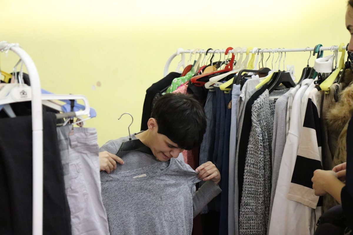 «Система меняется»: в Автозаводском ПНИ прошел «бесплатный магазин» одежды