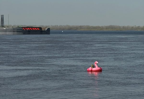 «Матрас – неуправляемая штука»: нижегородская блогерша рассказала о сплаве на розовом фламинго 