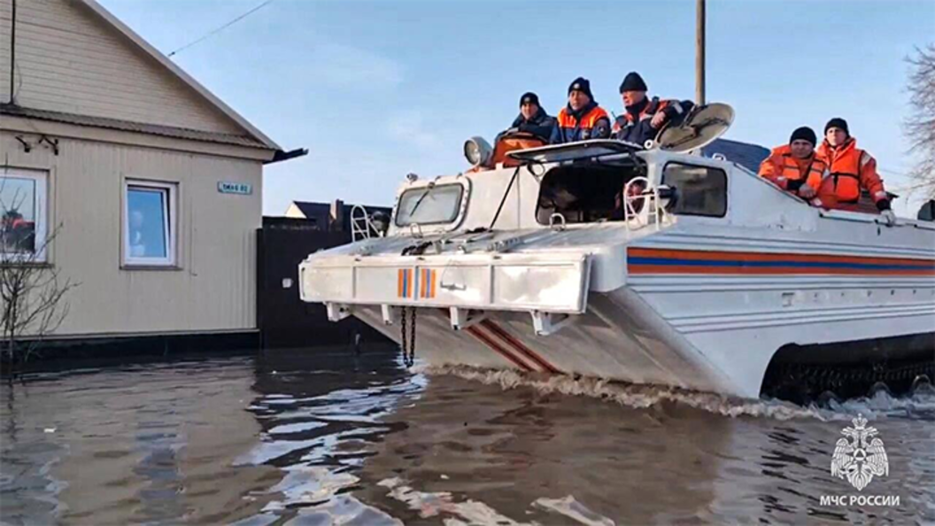 Тысячи домов подтопило в Оренбургской области после прорыва дамбы