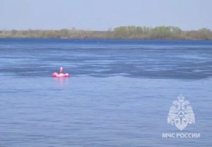 Нижегородскую блогершу унесло на середину Волги на надувном фламинго