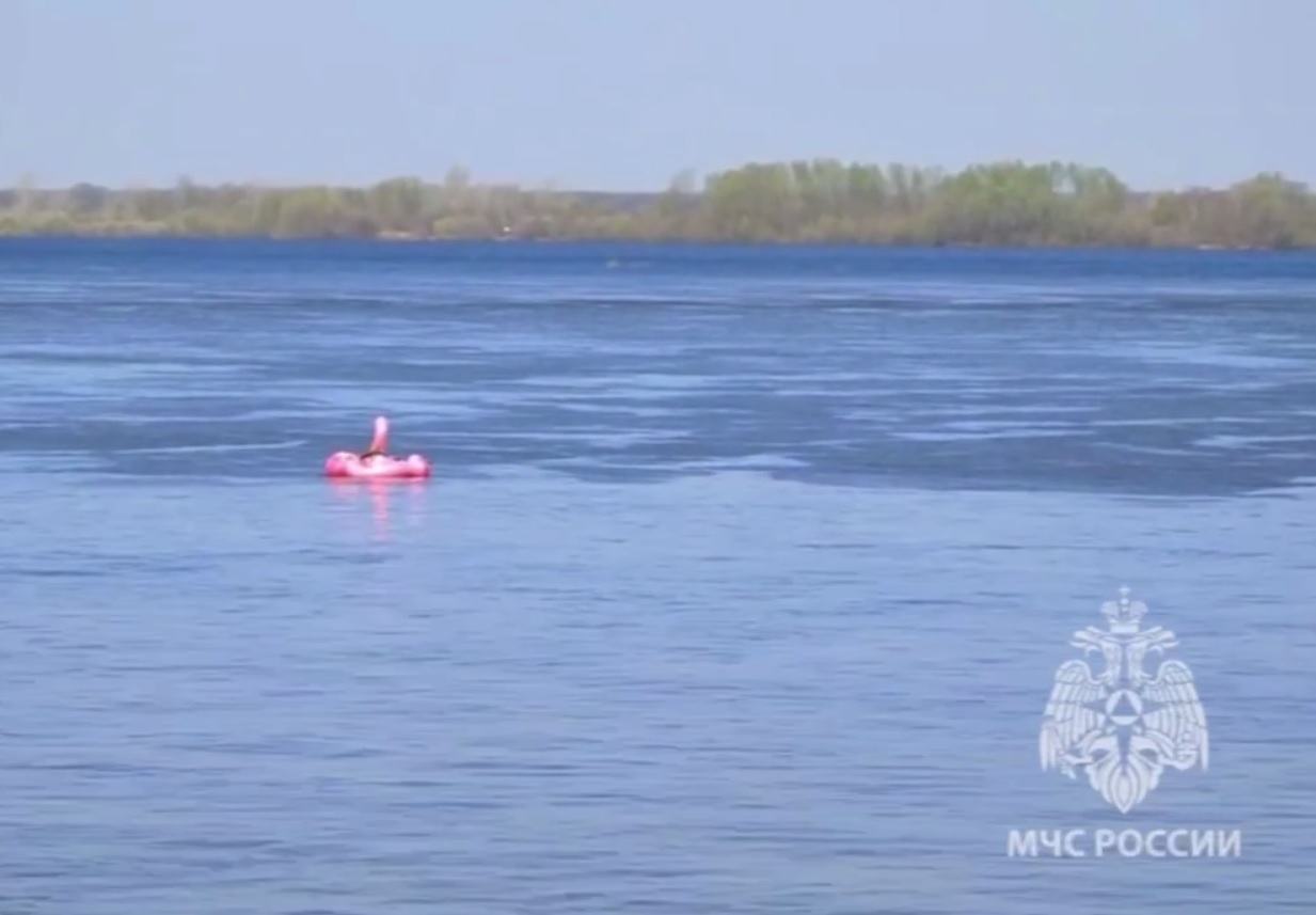 Блогера из Нижнего Новгорода Валерию Чернигину ветром унесло на середину  Волги на розовом фламинго 20 апреля 2024 года | Нижегородская правда