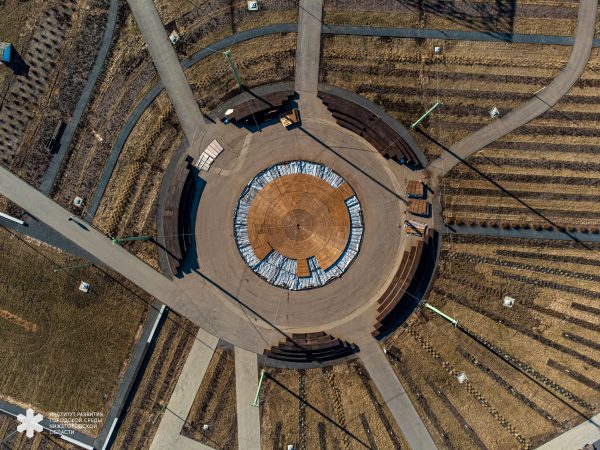 Сцену начали устанавливать на благоустроенной площадке на Стрелке