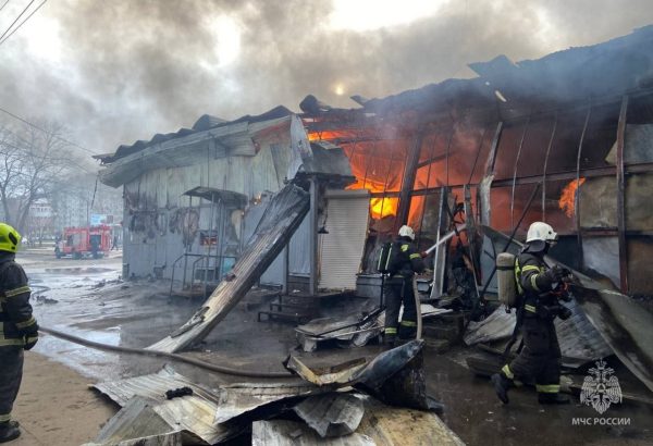 Торговые ряды сгорели на улице Львовской в Нижнем Новгороде
