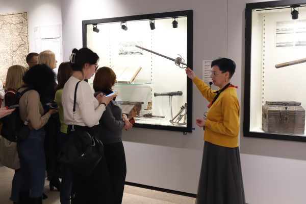 В Дмитриевской башне Нижегородского кремля открылась выставка «Пути и путешествия»